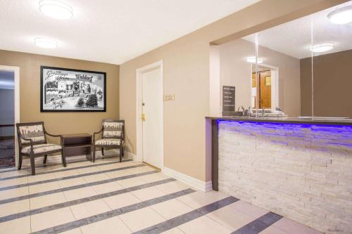 Vestíbulo, Super 8 By Wyndham Waldorf in Waldorf (MD)