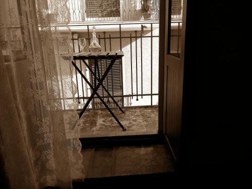 Studio with Balcony image 4
