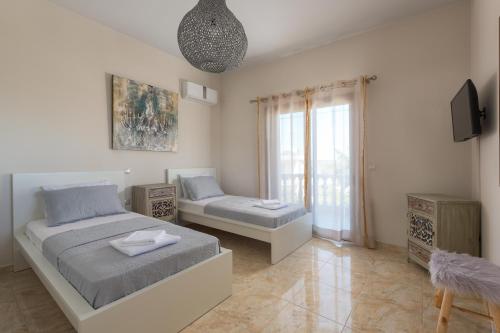 Evelyn Villa - image 2