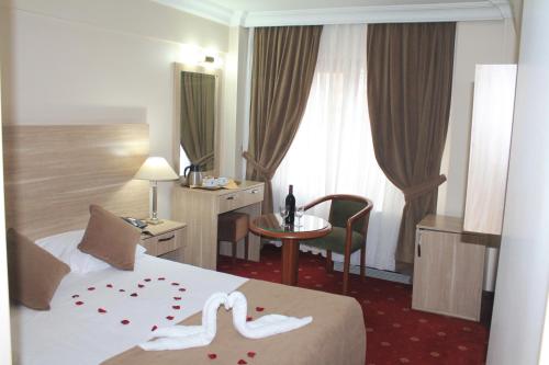 Hotel Buyuk Sahinler Stop at Hotel Buyuk Sahinler to discover the wonders of Istanbul. Offering a variety of facilities and services, the hotel provides all you need for a good nights sleep. Service-minded staff will wel