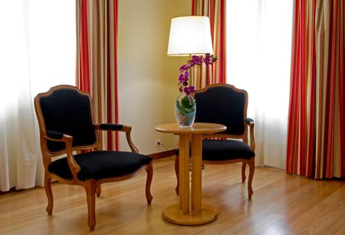 Hotel Quinta Bela S Tiago Stop at Charming Hotels - Hotel Quinta Bela S.Tiago to discover the wonders of Funchal. Both business travelers and tourists can enjoy the hotels facilities and services. All the necessary facilities