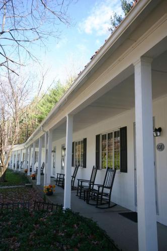 The 1896 House Country Inn - Brookside & Pondside