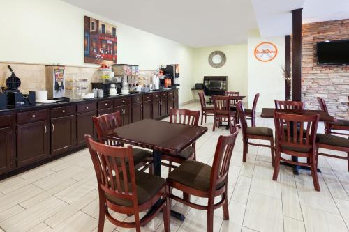 Howard Johnson by Wyndham Arlington Ballpark / Six Flags - image 6