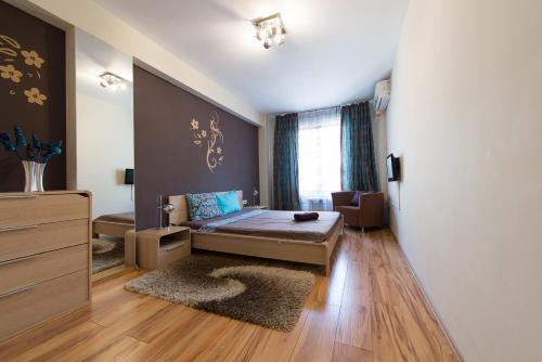 1 queen bed, 1 sofa bed
