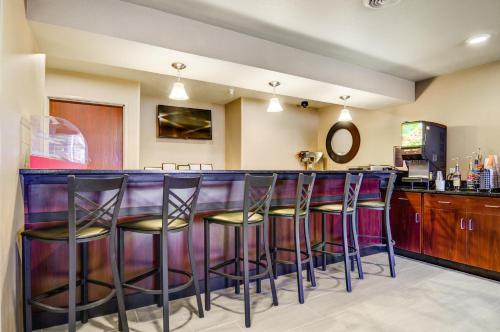 Castle Rock Inn & Suites - Quinter