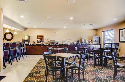Castle Rock Inn & Suites - Quinter - 식음료(F&B)