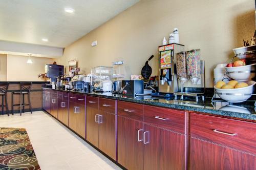 Castle Rock Inn & Suites - Quinter - 식음료(F&B)