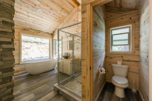 Fürdőszoba, Silver City Mountain Resort in Sequoia Nemzeti Park (Kalifornia)
