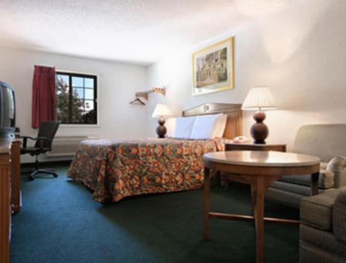 Travelodge by Wyndham Waukegan Gurnee in Waukegan, USA