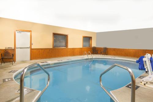 Super 8 by Wyndham Mason City - main image