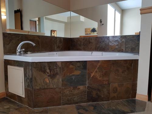 Three-Bedroom Suite with Spa Bath image 8