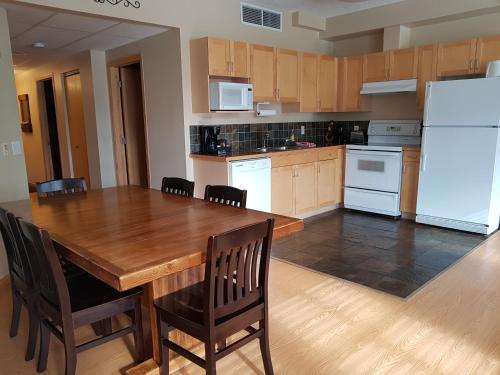 Three-Bedroom Suite with Spa Bath image 7
