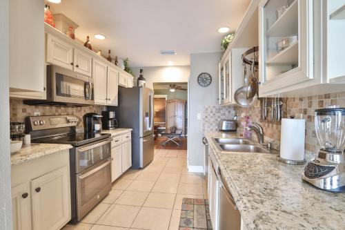 Luxury Gulf Front, No Storm Damage, Specials for Nov and Dec of 2024 in Palm Harbor, USA