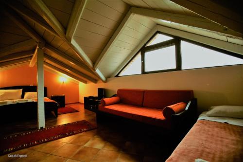 1 queen bed, 1 sofa bed