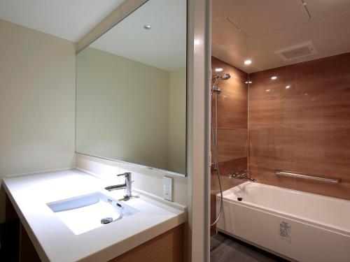 Deluxe Twin Room with Free access to Lounge - Non-Smoking image 9