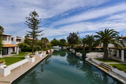 Canal Villa with yacht parking in 21051 Plépi