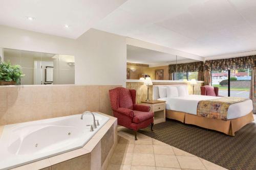 Travelodge by Wyndham Owen Sound ON