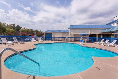 Howard Johnson by Wyndham Commerce GA - image 4
