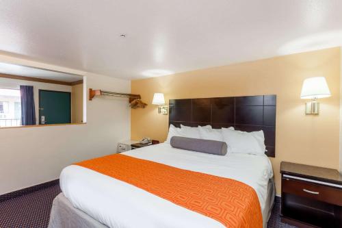 Howard Johnson by Wyndham Norco Room Type - Deluxe King Suite