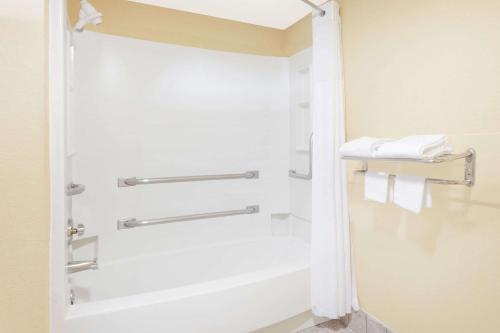 Travelodge by Wyndham Chattanooga/Hamilton Place in Chattanooga, USA