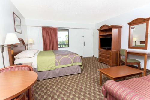Super 8 by Wyndham Riviera Beach West Palm Beach - image 7