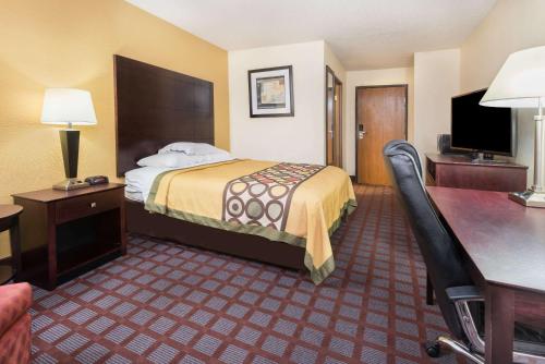 Super 8 by Wyndham Bloomington University Area Room Type - Queen Room - Non-Smoking