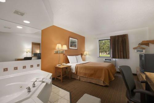 Travelodge by Wyndham Muskegon