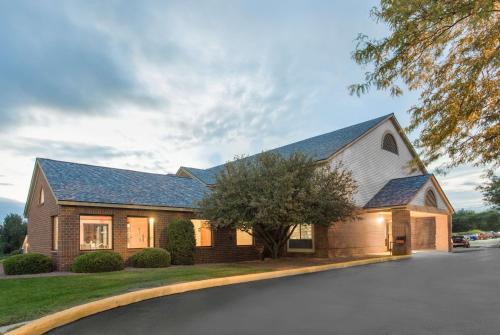 Super 8 by Wyndham Dodgeville - Hotel