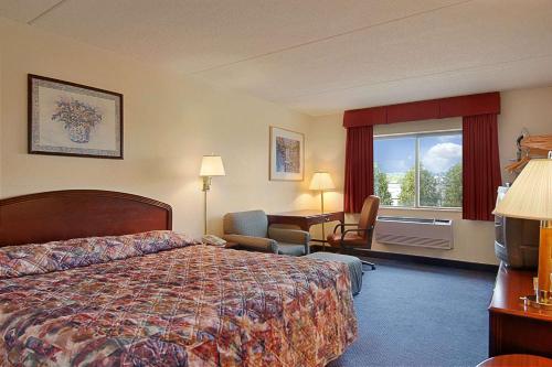 Super 8 by Wyndham Manchester Airport - image 4