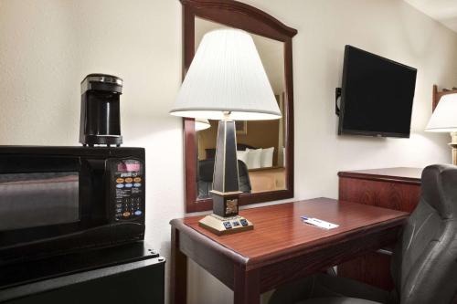 Travelodge by Wyndham La Porte/Michigan City Area - image 5