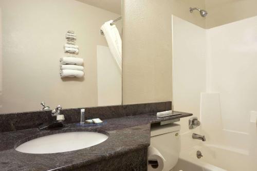 Travelodge by Wyndham La Porte/Michigan City Area - image 6