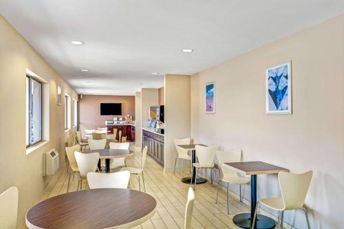 Super 8 by Wyndham Las Vegas Nellis AFB Area - image 2