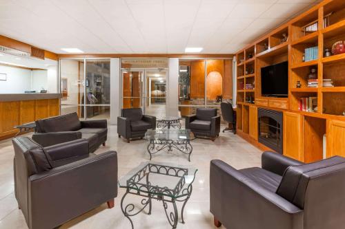 Howard Johnson by Wyndham Conway - image 7