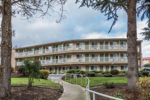 . Riverfront Inn Roseburg