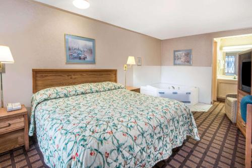 Knights Inn Canton - image 3