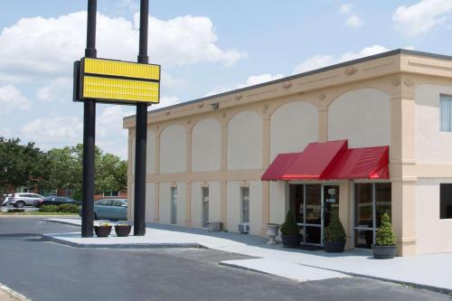 Super 8 by Wyndham Greensboro in Greensboro, USA
