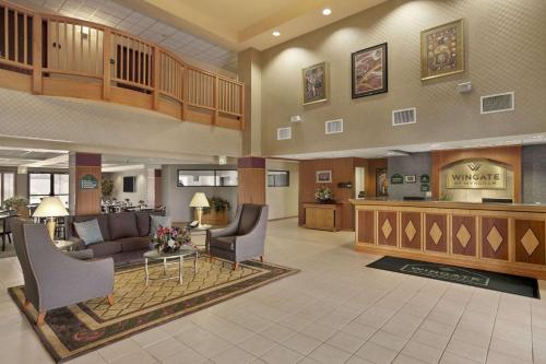 Lobby, Wingate by Wyndham Pueblo in Ridge