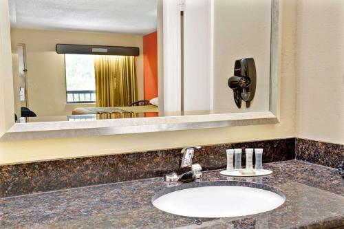 Super 8 by Wyndham Kissimmee/Maingate/Orlando Area - image 7