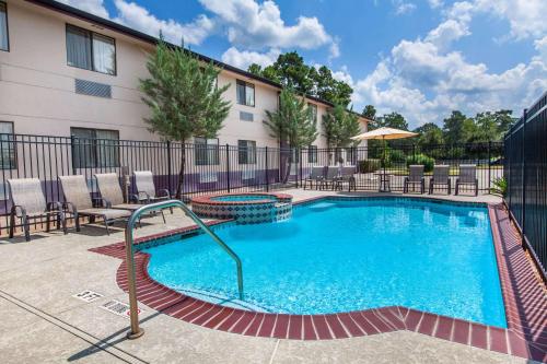 Super 8 by Wyndham Cleveland TX - image 7