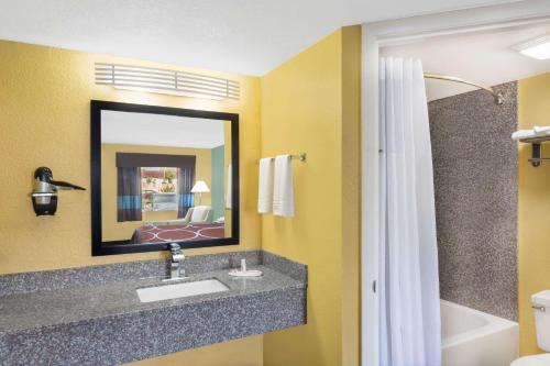 Super 8 by Wyndham Sarasota Near Siesta Key in Sarasota, USA