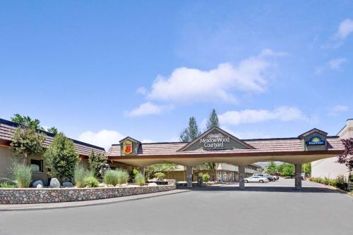 Super 8 by Wyndham Meadow Wood Courtyard – Reno, NV