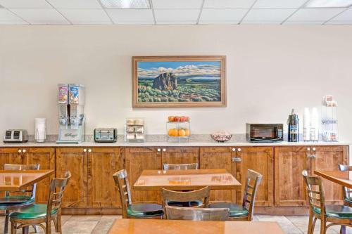 Super 8 by Wyndham Meadow Wood Courtyard – Reno, NV