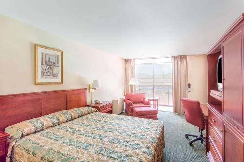 Super 8 by Wyndham Meadow Wood Courtyard – Reno, NV