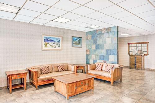 Super 8 by Wyndham Meadow Wood Courtyard – Reno, NV
