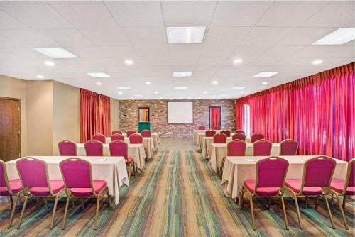 Super 8 by Wyndham Meadow Wood Courtyard – Reno, NV