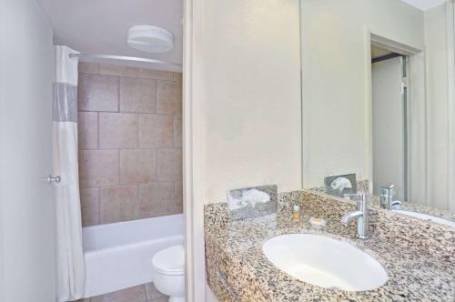 Super 8 by Wyndham Meadow Wood Courtyard – Reno, NV
