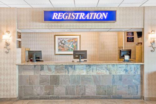 Super 8 by Wyndham Meadow Wood Courtyard – Reno, NV