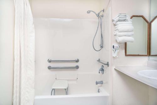 Super 8 by Wyndham Phillips in Phillips, USA