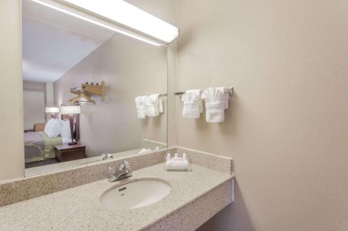 Super 8 by Wyndham Manassas in Manassas, USA