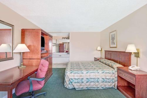 Super 8 by Wyndham Meadow Wood Courtyard – Reno, NV